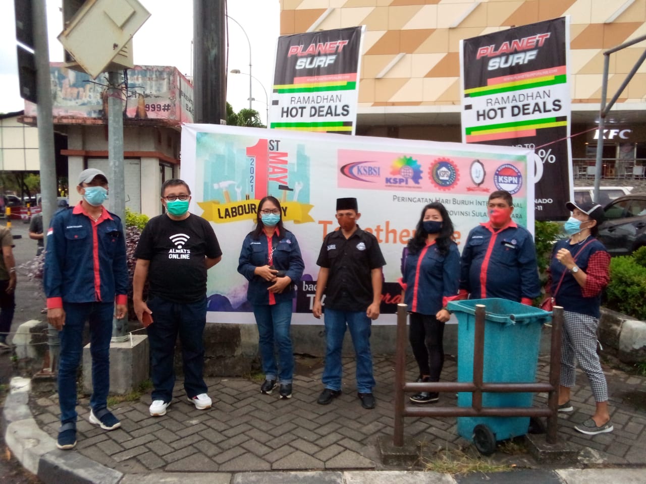 Memperingati May Day, Buruh di Manado Berbagi Takjil